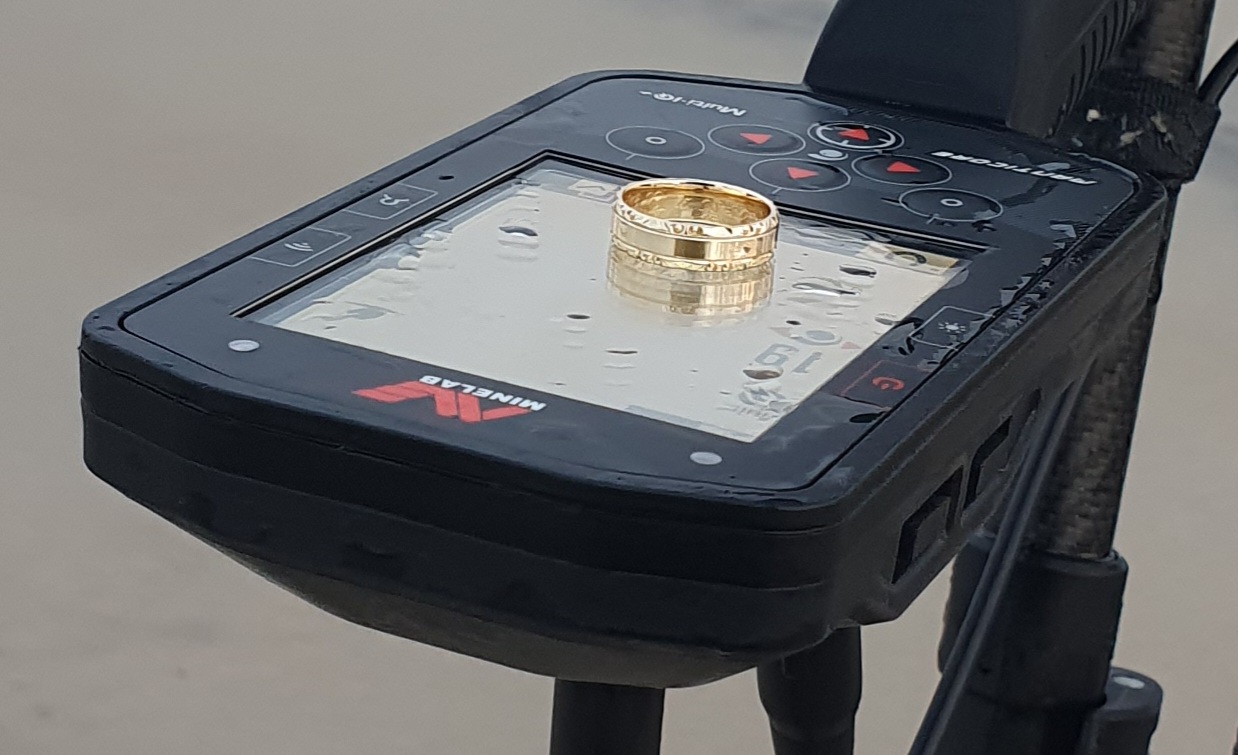 Metalodetektor w trakcie poszukiwań